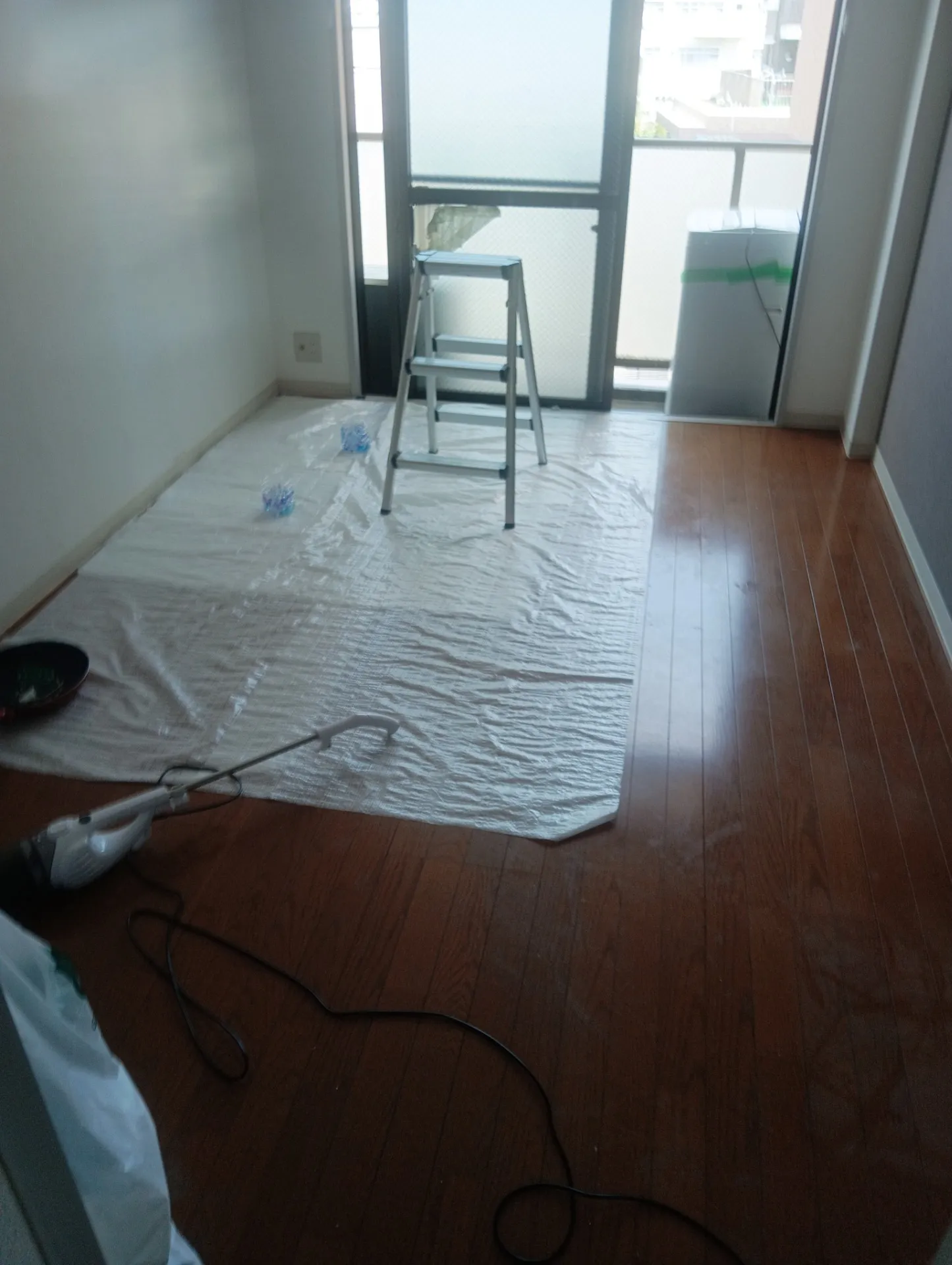 ワンルームのフローリングにシミが出来たのでちょっと丈夫なフロアタイルに施工