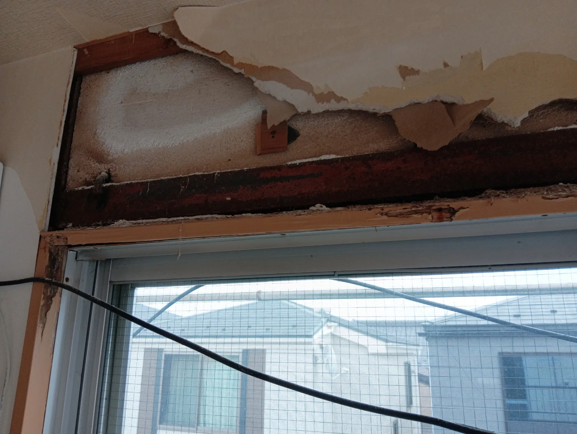 経年の雨シミによるサッシ枠の腐食部リフォーム